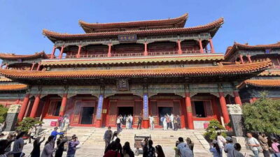 Beijing: Yonghe Lama Temple Entry Ticket - From city-wall palace to monastery: the Yongzheng and Qianlong story